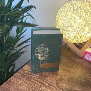 STORYBOOK COSMETICS ROBIN HOOD EYESHADOW PALETTE